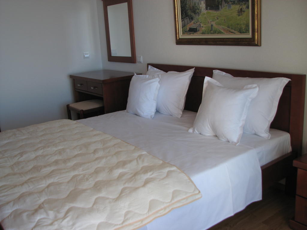 Apartments Leut Sveti Stefan Ruang foto